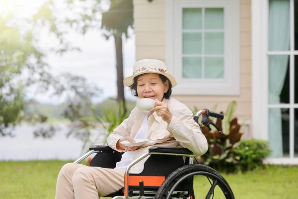 Bejaarde vrouw ontspannen in achtertuin — Stockfoto