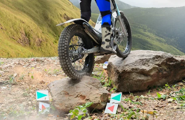 Trials motocicleta está pulando sobre rochas — Fotografia de Stock