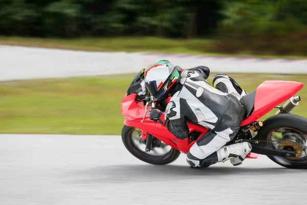 Motocicleta prática inclinando-se para um canto rápido na pista — Fotografia de Stock