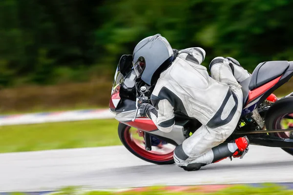 Motocicleta prática inclinando-se para um canto rápido na pista — Fotografia de Stock