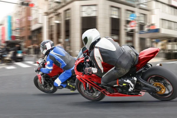 Şehir motorcu çeteler bir kırmızı ışık şehir merkezinde çalışan — Stok fotoğraf