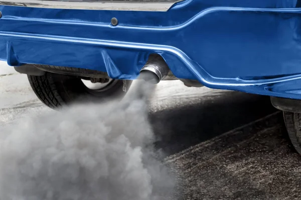 Luchtverontreiniging door emissies van de uitlaatpijp voertuig onderweg — Stockfoto