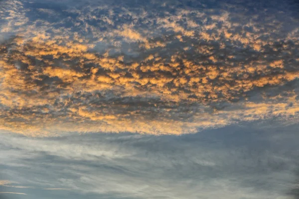 Облака альтокумулуса утром — стоковое фото