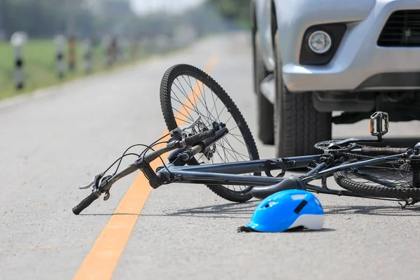 Nehoda autohavárii s kolo na silnici — Stock fotografie