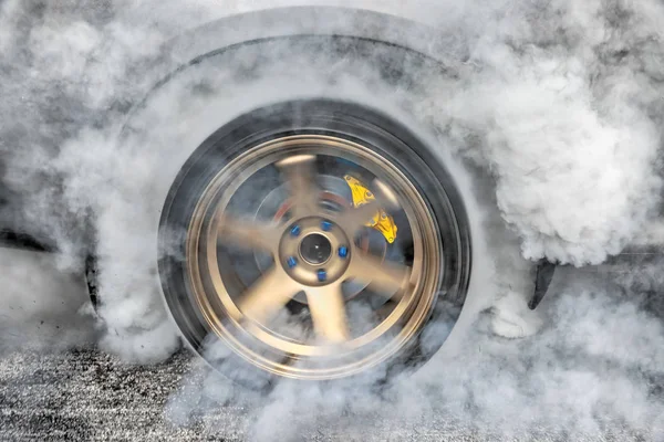 Drag carro de corrida queima pneus em preparação para a corrida — Fotografia de Stock