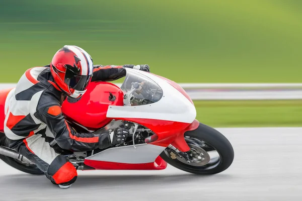 Motorrad-Training neigt sich auf der Strecke in eine schnelle Kurve — Stockfoto