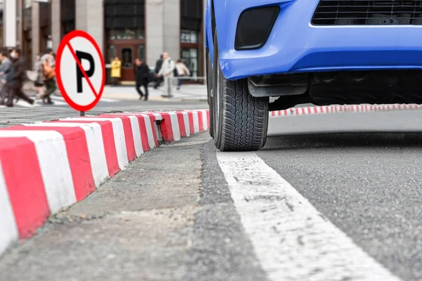 Ingen parkering skylt vid röda ränder logga på gatan — Stockfoto
