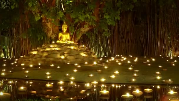 Visakha Bucha Day, kaarsen in religieuze ceremonie, Chiang mai Thailand. — Stockvideo