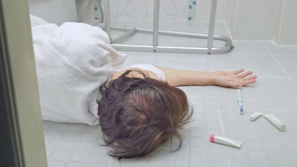 Femme âgée tombant dans la salle de bain parce que les surfaces glissantes — Video