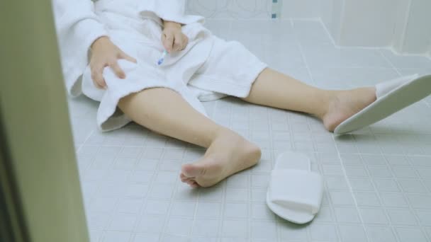 Женщина падает в ванной, потому что скользкие поверхности — стоковое видео