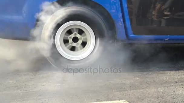 Arrastre coche de carreras quema neumáticos para la carrera — Vídeos de Stock