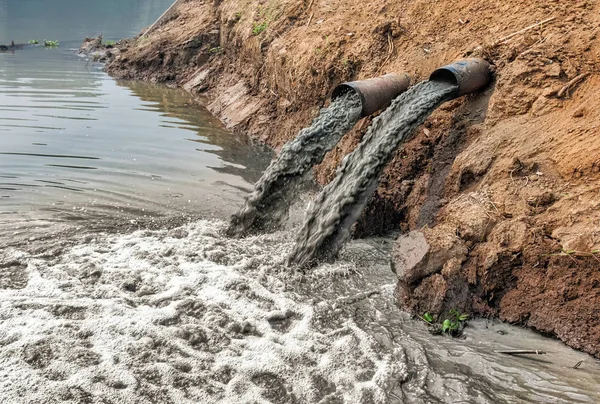 Забруднення води в річці . — стокове фото