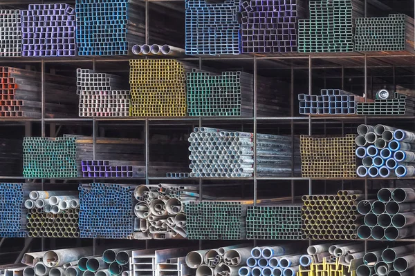Tubo metallico per la costruzione su scaffale nel magazzino — Foto Stock