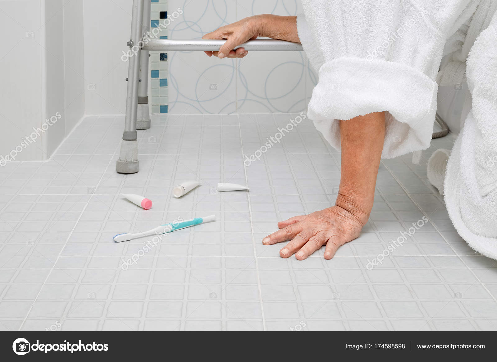 Пожилая Женщина Падает В Ванной, Потому Что Скользкие Поверхности.