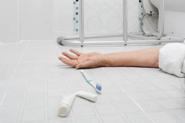 Wanita tua jatuh di kamar mandi karena permukaan licin — Stok Foto