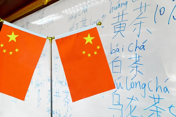 Apprendre l'alphabet chinois "pinyin" en classe . — Photo