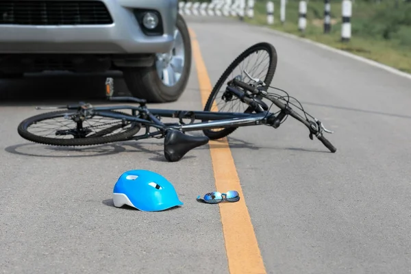 Accidente de coche con bicicleta en la carretera — Foto de Stock