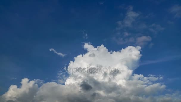 Cumulus Wolk Loopt Regenseizoen — Stockvideo