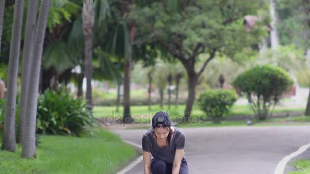 Correr Mujer Asiática Atando Cordones Zapatillas Antes Entrenar — Vídeos de Stock