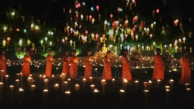 Chiang Mai Tayland - Kasım 25: Yee-Peng Festivali Buda dua için bir mum Tayland, Monk ışık önemli bir kültür olduğunu. Kasım 25,2015 içinde Phan Tao Tapınağı, Chiang Mai, Tayland.