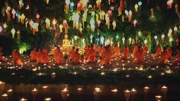清迈泰国 11月25日 怡鹏艺术节是泰国的重要文化 僧人点燃一支蜡烛祈祷佛 11月252015在泰国清迈藩涛寺 — 图库视频影像