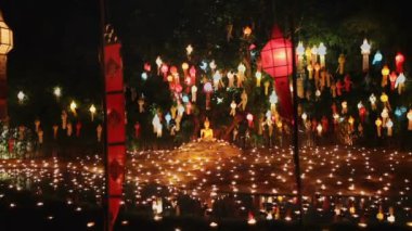 Monk mumlarını Buda Phan Tao Tapınak, Chiang Mai, Thail dua etmek bir