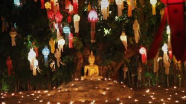 Monk mumlarını Buda Phan Tao Tapınak, Chiang Mai, Thail dua etmek bir