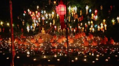Chiang Mai Tayland - Kasım 17: Budist kutsal gün bir önemli Budizm Tayland, Monk ışık Buda dua için bir mum dindir. Kasım 17,2013 içinde Phan Tao Tapınağı, Chiang Mai, Tayland.