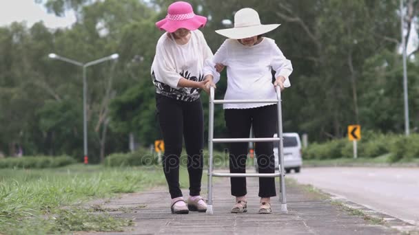 Hija Cuidar Anciana Caminar Calle Fuerte Luz Del Sol — Vídeos de Stock