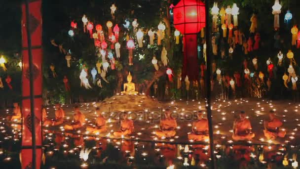 清迈泰国 11月17日 佛教圣日是一个重要的佛教宗教在泰国 和尚点燃蜡烛祈祷佛 11月172013在泰国清迈藩涛寺 — 图库视频影像