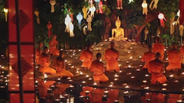 清迈泰国 11月17日 佛教圣日是一个重要的佛教宗教在泰国 和尚点燃蜡烛祈祷佛 11月172013在泰国清迈藩涛寺 — 图库视频影像