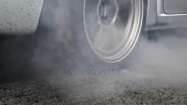 拖着赛车的汽车为了准备比赛而把轮胎上的橡胶烧掉了 — 图库视频影像