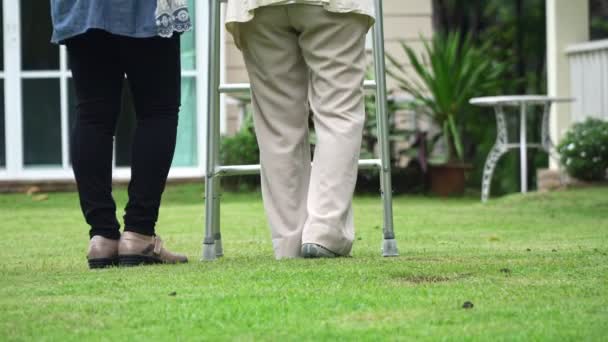 Mujer Mayor Ejercicio Caminando Patio Trasero Con Hija — Vídeo de stock