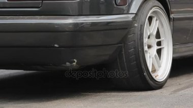 Drag racing araba yanık lastik start çizgisinde