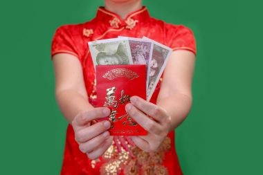 Çinli kadın yeni yıl kırmızı zarf veya hong bao, metin sizin için ortalama en iyi diler holding.
