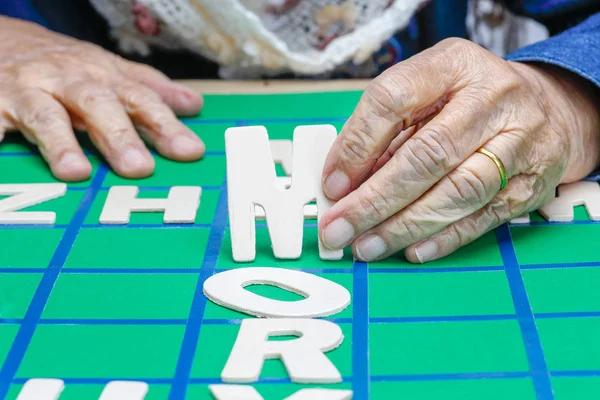 Křížovky pro seniory, pomáhají zlepšit paměť & mozku — Stock fotografie