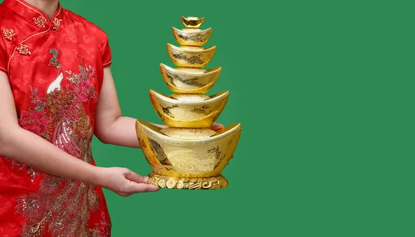 Chinese new year gold ingot (qian) on green screen, — Stock Photo, Image