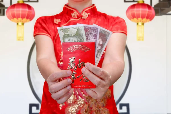 Chinese vrouw met Nieuwjaar rode envelop of hong bao, tekst gemiddelde beste wensen voor u. — Stockfoto