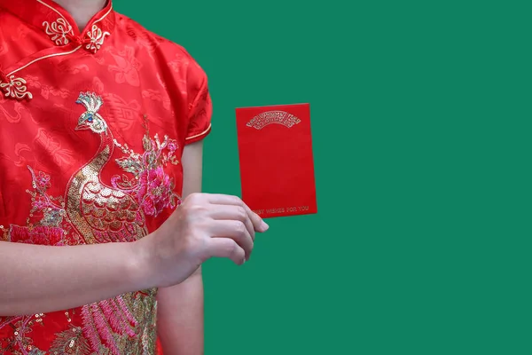 Chinese vrouw met Nieuwjaar rode envelop of hong bao, tekst gemiddelde beste wensen voor u. — Stockfoto