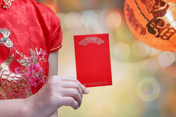 Kínai nő gazdaság új év piros borítékot vagy hong bao, szöveg átlagos legjobb pszt!. — Stock Fotó