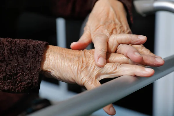 Senior vrouw met behulp van een walker thuis — Stockfoto