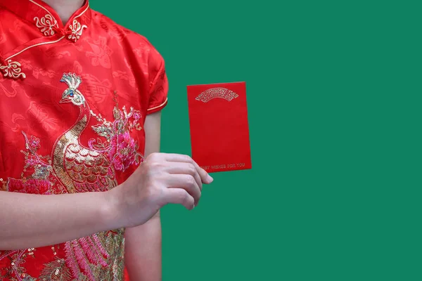 Mulher chinesa segurando envelope vermelho ano novo ou hong bao — Fotografia de Stock