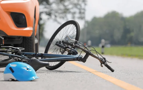 Accident accident de voiture avec vélo sur la route — Photo