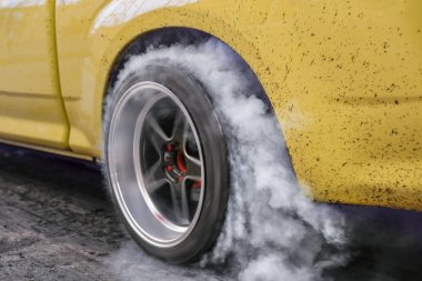 Drag racing araba yarışı için hazırlık startline, lastik yakmak.