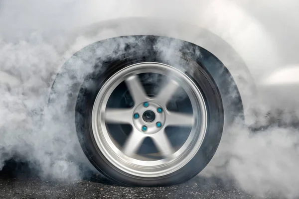 Arraste pneus de queimadura de carro de corrida no startline em preparação para a corrida . — Fotografia de Stock