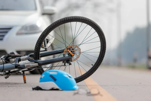 Acidente de carro acidente com bicicleta na estrada — Fotografia de Stock