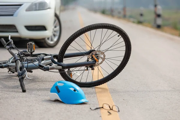 Nehoda autohavárii s kolo na silnici — Stock fotografie