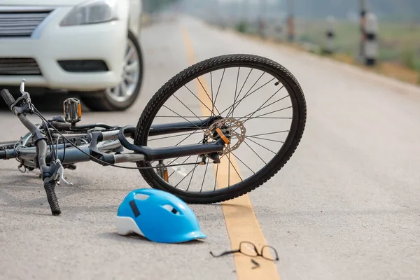 Accidente de coche con bicicleta en la carretera — Foto de Stock