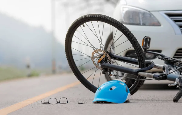 Accident car crash with bicycle on road — Stock Photo, Image