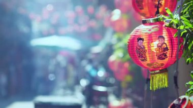 Çin yeni yılı Çin kasabasında fenerler. Joss kağıt da geleneksel Çince cenaze yandı.